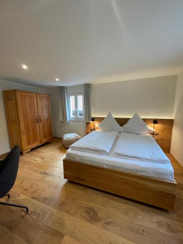 ein Schlafzimmer mit einem großen Bett mit weißer Bettwäsche in der Unterkunft Scherauer Hof in Leinburg