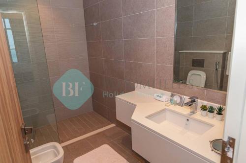 ein Bad mit einem Waschbecken und einem Spiegel in der Unterkunft Modern 1 Bedroom In Thalassa in Abu Dhabi