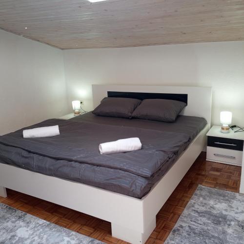 - une chambre avec un lit et 2 oreillers dans l'établissement Cosy apartment, à Jajce