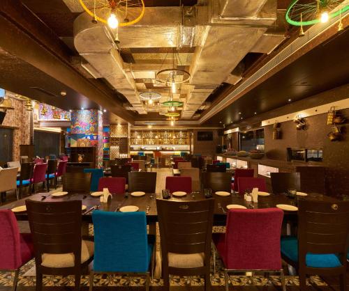Un restaurante u otro lugar para comer en Ramee Panchshil