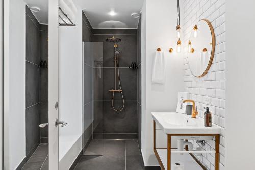 uma casa de banho com um chuveiro e um lavatório. em Hotel Kong Arthur em Copenhague