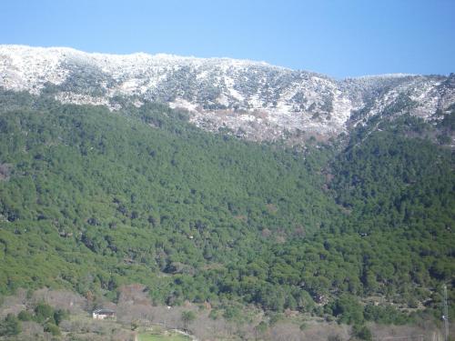 une vue aérienne sur une montagne recouverte de neige dans l'établissement Edificio Reyes, à La Adrada