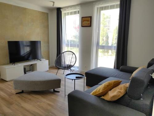 ein Wohnzimmer mit Couch und Flachbildfernseher in der Unterkunft The Courtyard 2Bdrm Apartment in Sofia