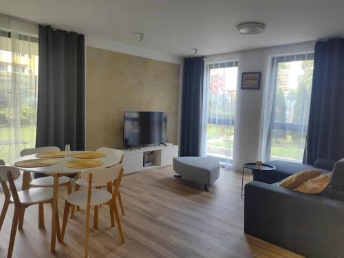 ein Wohnzimmer mit Tisch und Couch in der Unterkunft The Courtyard 2Bdrm Apartment in Sofia