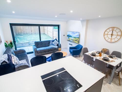 uma sala de estar com um sofá e uma mesa em Modern 4-Bed Townhouse, Conveniently Located Near Leeds City Centre - Perfect for Corporate Stays em Farnley