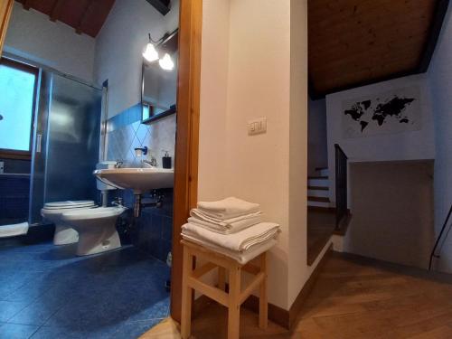 une salle de bain avec un lavabo et des toilettes et un lavabo dans l'établissement Casina Iris - Reggello, à Reggello