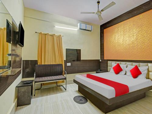 Habitación de hotel con cama y silla en OYO Flagship 81128 Hotel Preet Palace, en Ranchi