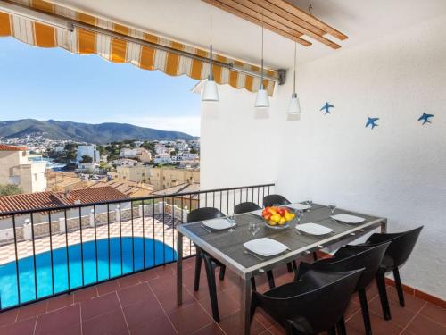una sala da pranzo con tavolo e vista sulla piscina di Holiday Home Pompeu Fabra by Interhome a Llança