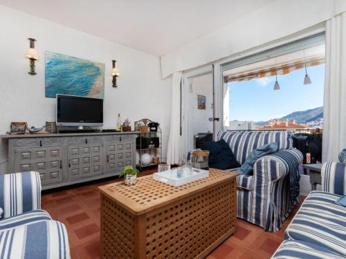 un soggiorno con divani e TV di Holiday Home Pompeu Fabra by Interhome a Llança
