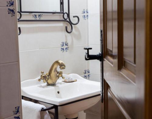 a bathroom with a sink and a mirror at Peña Caballera in Cardeñosa