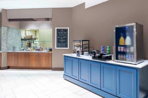 a restaurant with a blue counter with a coffee shop at Hilton Garden Inn Charleston / Mt. Pleasant in Charleston