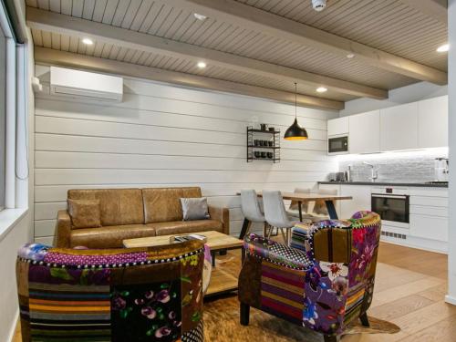 ein Wohnzimmer mit einem Sofa und einem Tisch in der Unterkunft Holiday Home Naava chalet 102 by Interhome in Ähtäri