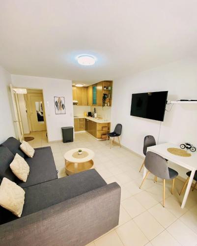 un salon avec un canapé et une table dans l'établissement Square central, à Juan-les-Pins