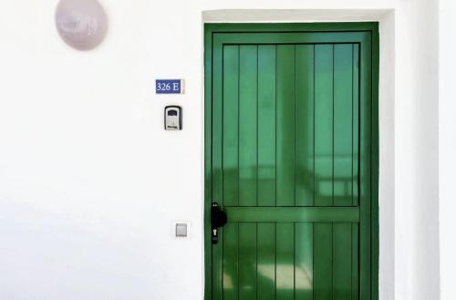 een groene deur op een wit huis bij Studio with shared pool furnished terrace and wifi at Costa Teguise in Costa Teguise