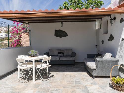a patio with a couch and a table and chairs at Holiday Home Mamasica by Interhome in Ingenio
