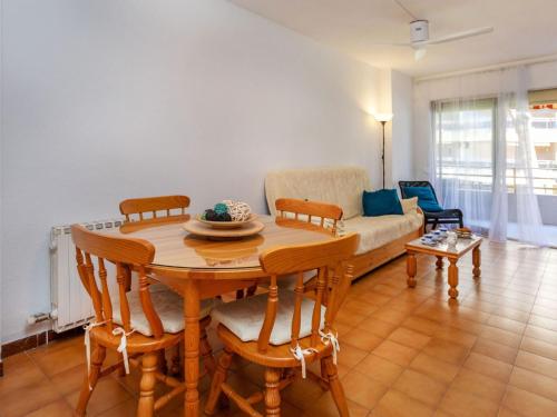 - un salon avec une table et un canapé dans l'établissement Apartment Marina by Interhome, à Cambrils