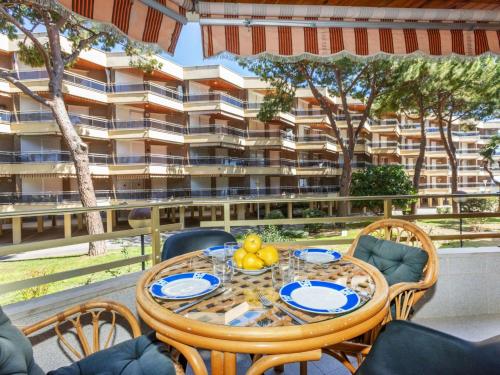 - un balcon avec une table et des chaises dans l'établissement Apartment Marina by Interhome, à Cambrils