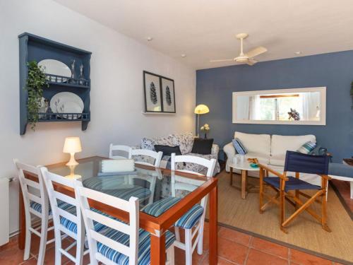 een woonkamer met een glazen tafel en stoelen bij Holiday Home Vayreda by Interhome in Begur