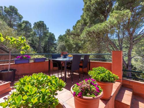 een balkon met een tafel en stoelen en potplanten bij Holiday Home Vayreda by Interhome in Begur