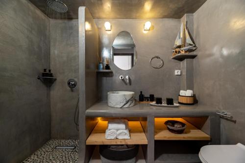 bagno con lavandino e doccia di Gabriel House a Monolithos