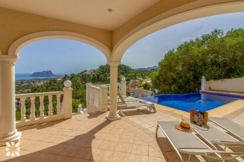 Cette maison dispose d'un balcon avec vue sur l'océan. dans l'établissement Villa Treveris by Abahana Villas, à Teulada