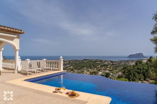 - une piscine avec vue sur l'océan dans l'établissement Villa Treveris by Abahana Villas, à Teulada