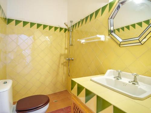 Ένα μπάνιο στο Holiday Home Gran Llombards by Interhome