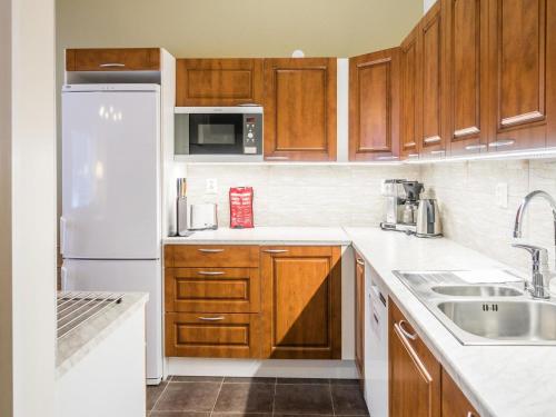 Kuchyň nebo kuchyňský kout v ubytování Holiday Home Vuokatinranta suite 2 b by Interhome