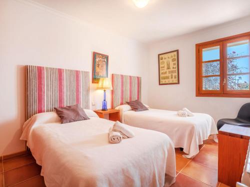 Ένα ή περισσότερα κρεβάτια σε δωμάτιο στο Holiday Home Gran Llombards by Interhome
