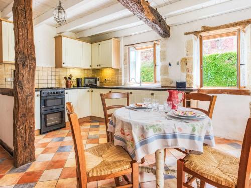 une cuisine et une salle à manger avec une table et des chaises dans l'établissement Holiday Home Ecossais du Bourg by Interhome, à Rioux-Martin