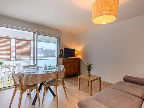 un salon avec une table et un canapé dans l'établissement Apartment Clos Telenn by Interhome, à Carnac
