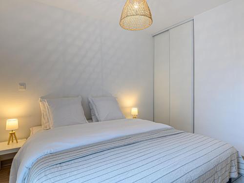 - une chambre blanche avec un lit et deux lampes dans l'établissement Apartment Clos Telenn by Interhome, à Carnac