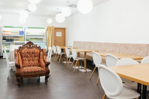 een kamer met tafels en stoelen en een stoel bij Hostel Mandarinka in Praag