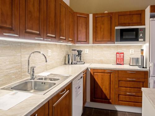 Kuchyň nebo kuchyňský kout v ubytování Holiday Home Vuokatinranta suite 2 a by Interhome