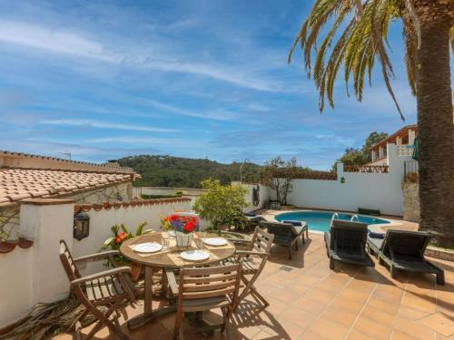 Swimmingpoolen hos eller tæt på Holiday Home Palmar by Interhome