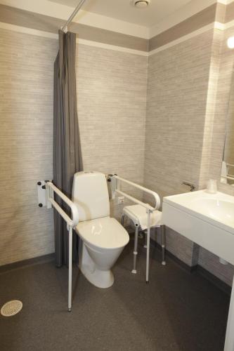 マリエスタードにあるRasta Mariestadのバスルーム(トイレ、洗面台、バスタブ付)