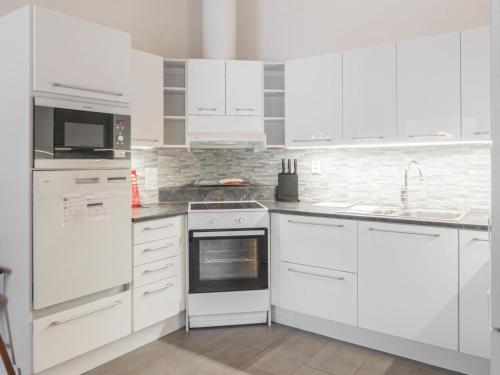 Kuchyň nebo kuchyňský kout v ubytování Holiday Home Vuokatinranta suite 4 b by Interhome