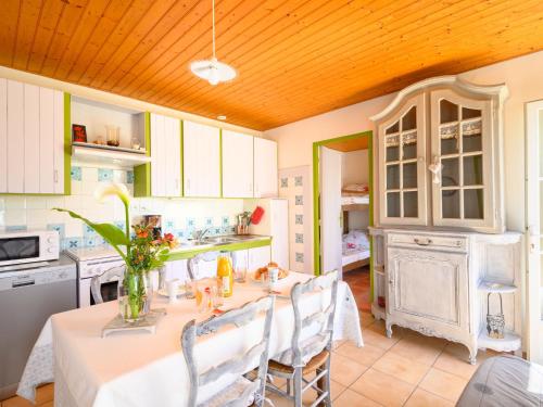 Η κουζίνα ή μικρή κουζίνα στο Holiday Home Coquelicot by Interhome