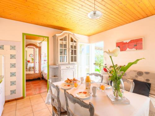 une salle à manger avec une table et des chaises blanches dans l'établissement Holiday Home Coquelicot by Interhome, à Noirmoutier-en-l'lle