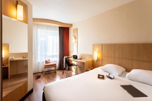 Postel nebo postele na pokoji v ubytování ibis Antwerpen Centrum