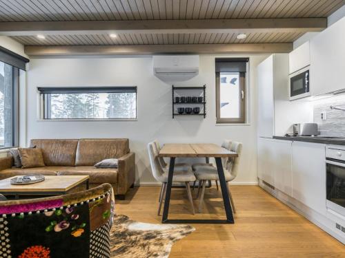 ein Wohnzimmer mit einem Sofa und einem Tisch in der Unterkunft Holiday Home Naava chalet 101 by Interhome in Ähtäri