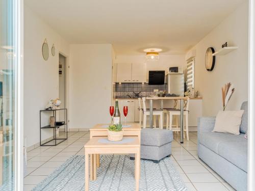 Apartment Les Caps Horniers-2 by Interhome في Pleurtuit: غرفة معيشة مع أريكة وطاولة