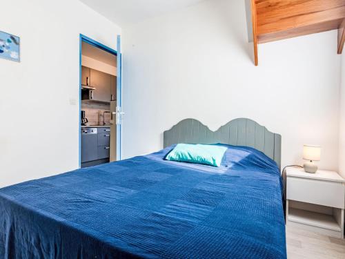 une chambre avec un lit avec un couvre-lit bleu dans l'établissement Apartment Les Maisons de la Mer-6 by Interhome, à Merville-Franceville-Plage