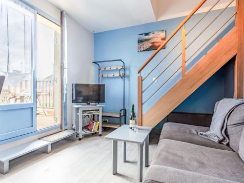 un salon avec un canapé et un escalier dans l'établissement Apartment Les Maisons de la Mer-6 by Interhome, à Merville-Franceville-Plage