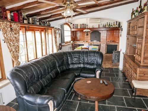 un soggiorno con divano in pelle e tavolo di Villa Les Oliveres by Interhome a Llança