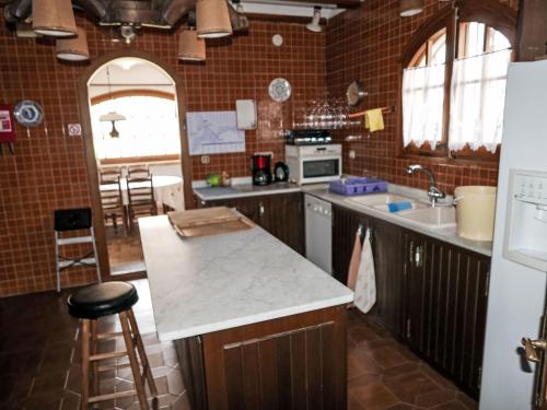 una cucina con lavandino e piano di lavoro di Villa Les Oliveres by Interhome a Llança