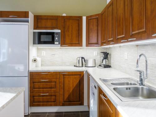 Kuchyň nebo kuchyňský kout v ubytování Holiday Home Vuokatinranta suite 2 d by Interhome