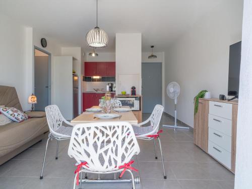 een keuken en een woonkamer met een tafel en stoelen bij Apartment Clos Isabelle by Interhome in Canet-en-Roussillon