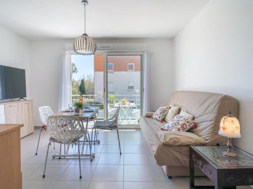 un salon avec un canapé et une table dans l'établissement Apartment Clos Isabelle by Interhome, à Canet