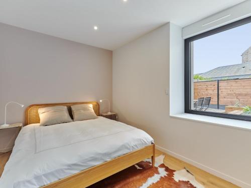 une chambre avec un lit et une fenêtre dans l'établissement Holiday Home Le Sund by Interhome, à Regnéville-sur-Mer